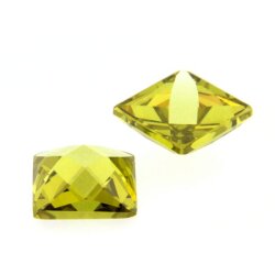 Zirk. peridot carre cabochon fac. 7 x 7 mm